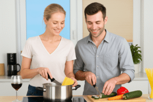 Casal preparando refeição saudável com vegetais frescos